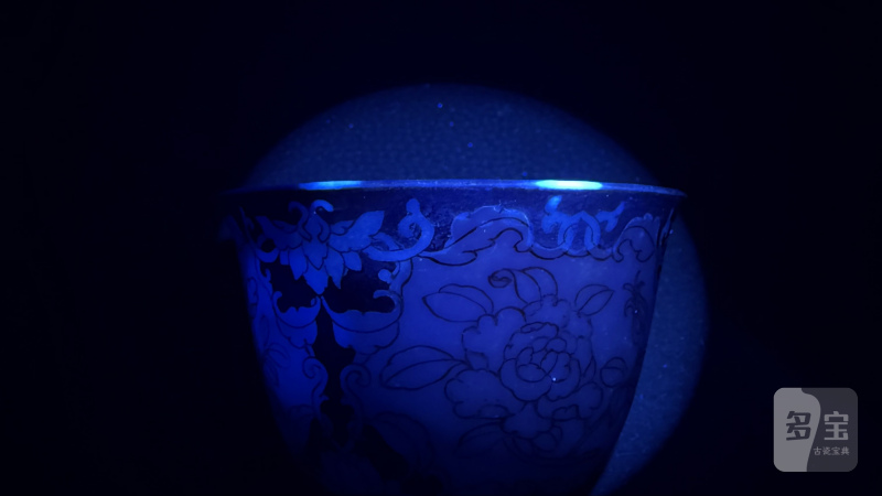 清雍正 御製珐琅彩胭脂红地开光矾红淡描折枝花卉纹杯 - 图15
